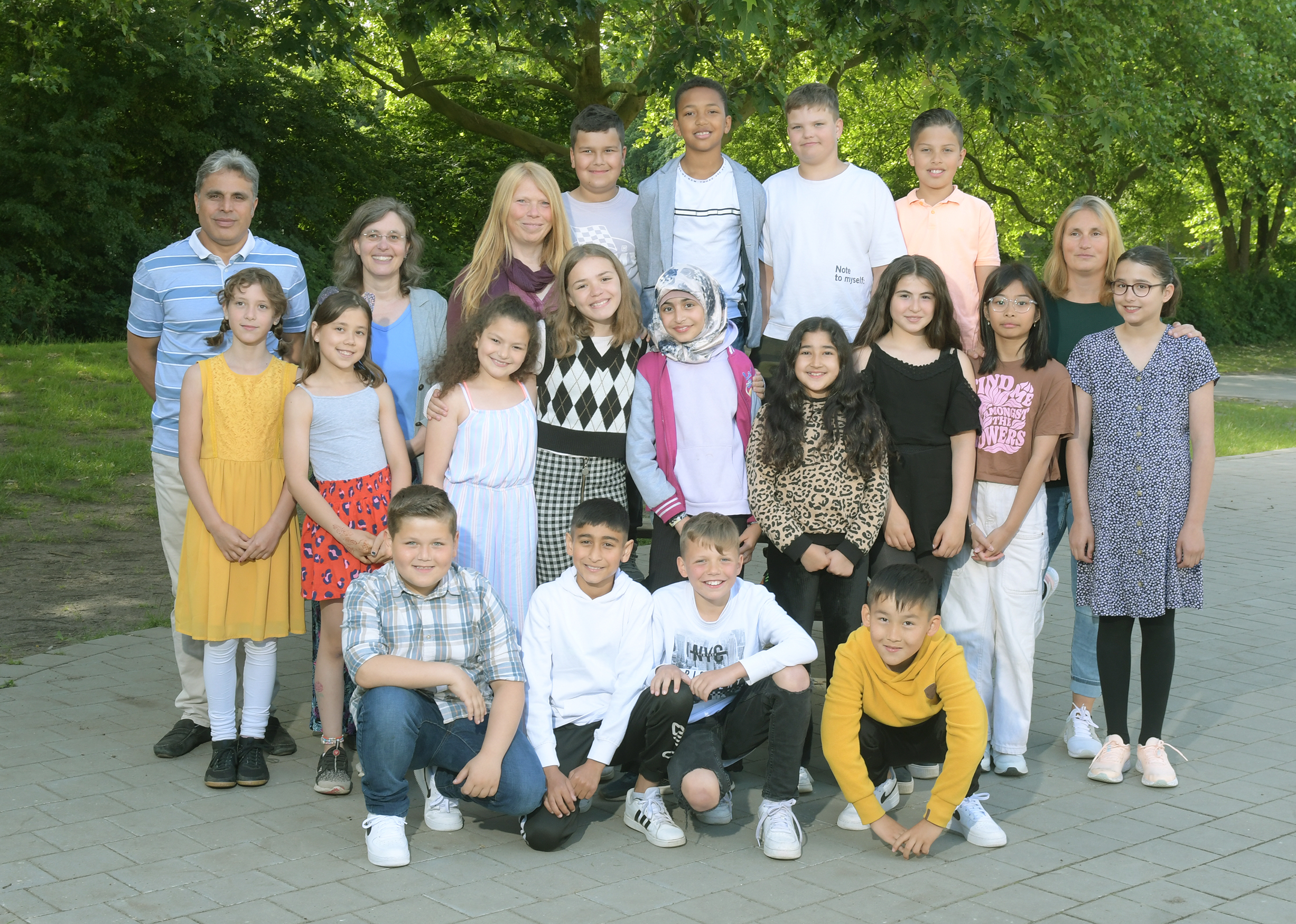 Klasse 4b mit ihrer Klassenlehrerin Frau Meyer und ihrer Erzieherin Melanie Knorr sowie dem Mathelehrer Herr Yolcu und der Englischlehrerin Mrs King